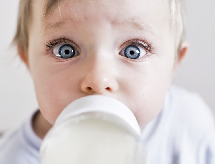 Flaske til baby – sådan får du en god start med flaskemadning