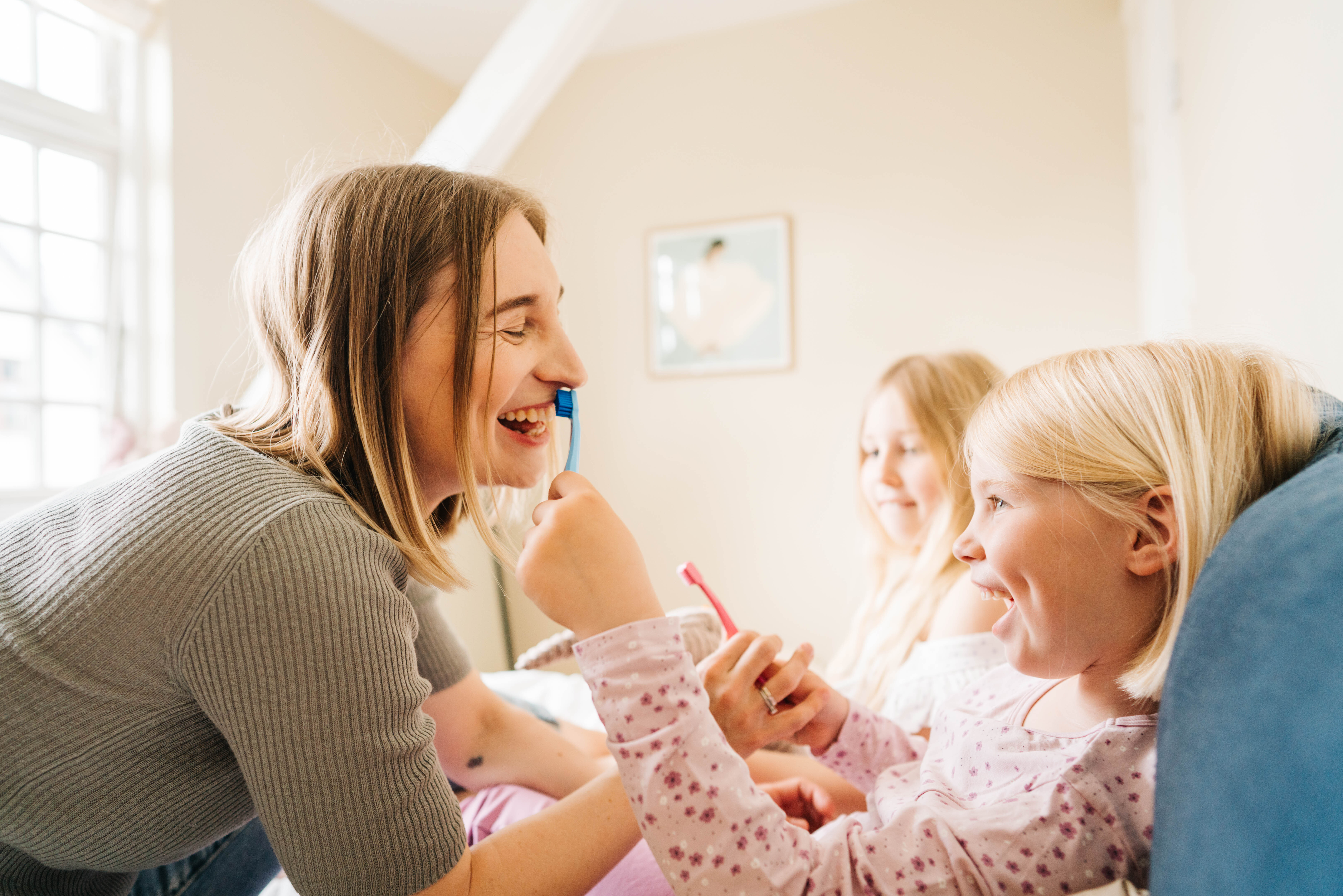 Sådan børster du nemmere tænder på dit barn