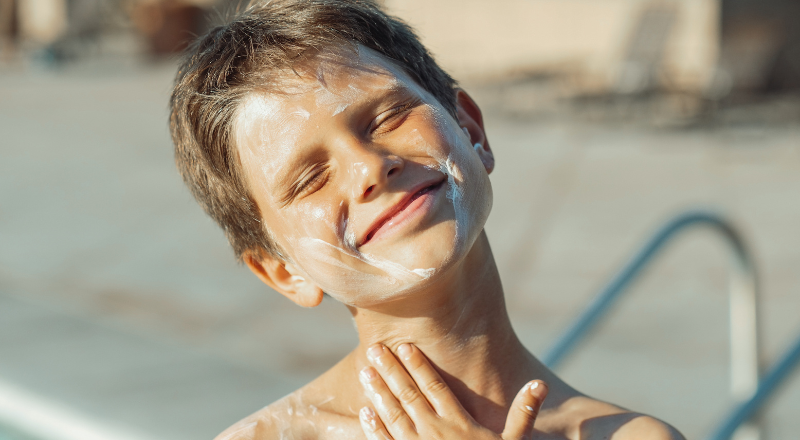 Solcreme til børn: Sådan beskytter du dit barn korrekt